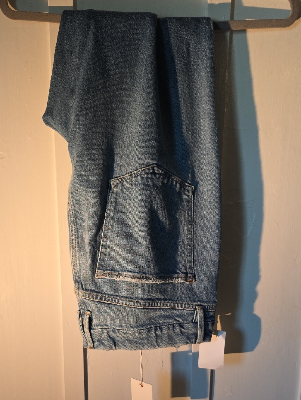 Good American Straight Jeans in Light Blue Denim - Picture 9 of 10